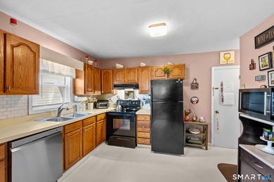 Welcome to 58 Vivian Street, a well maintained Cape that offers - photo 18