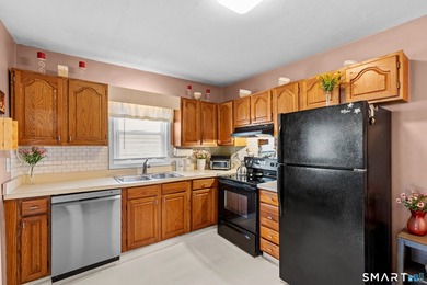 Welcome to 58 Vivian Street, a well maintained Cape that offers - photo 20