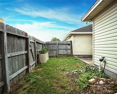 This delightful 2-bedroom, 2-bath townhome is primed for its new - photo 27