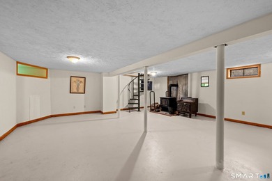 Welcome to 58 Vivian Street, a well maintained Cape that offers - photo 31