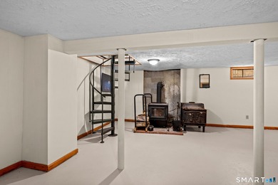 Welcome to 58 Vivian Street, a well maintained Cape that offers - photo 32