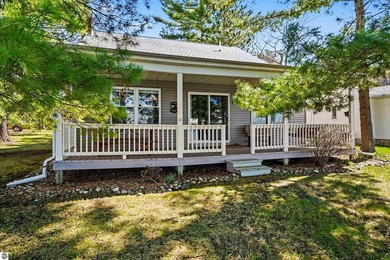 Impeccably maintained 3-bedroom, 2-bath lakefront residence - photo 1
