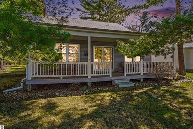 Impeccably maintained 3-bedroom, 2-bath lakefront residence - photo 2