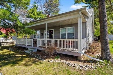 Impeccably maintained 3-bedroom, 2-bath lakefront residence - photo 3