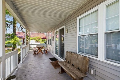 Impeccably maintained 3-bedroom, 2-bath lakefront residence - photo 4