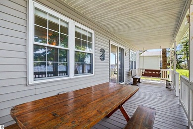 Impeccably maintained 3-bedroom, 2-bath lakefront residence - photo 5