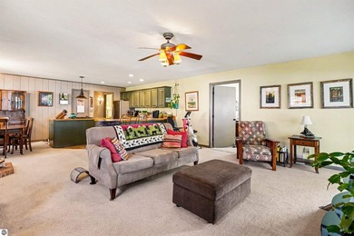 Impeccably maintained 3-bedroom, 2-bath lakefront residence - photo 6