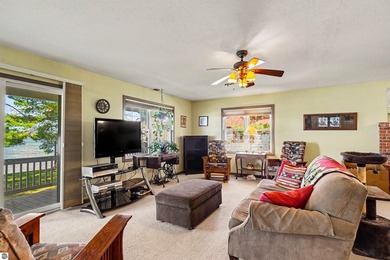 Impeccably maintained 3-bedroom, 2-bath lakefront residence - photo 7