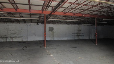 41K+ sq ft versatile office/warehouse, I-1 zoning, paved parking - photo 2