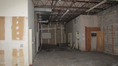 41K+ sq ft versatile office/warehouse, I-1 zoning, paved parking - photo 4