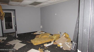 41K+ sq ft versatile office/warehouse, I-1 zoning, paved parking - photo 10