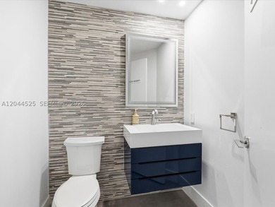Exquisite completely renovated corner residence in prime - photo 16