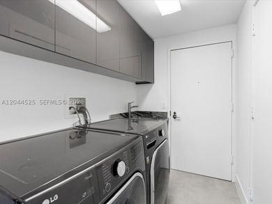 Exquisite completely renovated corner residence in prime - photo 17