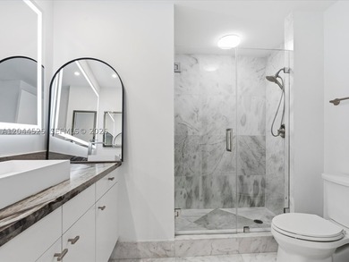 Exquisite completely renovated corner residence in prime - photo 19