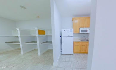Close to St James--Large office with kitchenette, private - photo 3