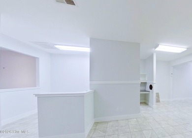 Close to St James--Large office with kitchenette, private - photo 5