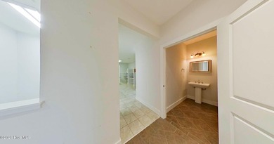 Close to St James--Large office with kitchenette, private - photo 7