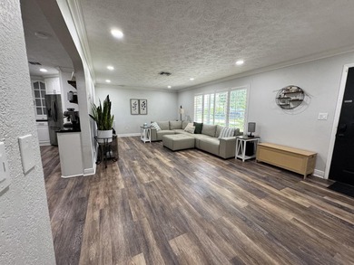 Welcome home! A rare opportunity in the heart of the Palm Beach - photo 4