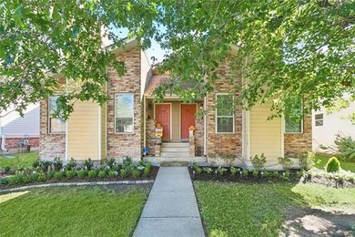 GREAT LOCATION ! This well appointed townhome sits in the heart - photo 1