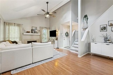 GREAT LOCATION ! This well appointed townhome sits in the heart - photo 4