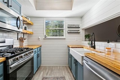 GREAT LOCATION ! This well appointed townhome sits in the heart - photo 7