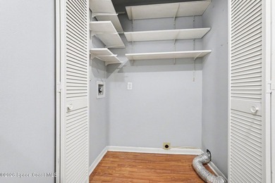 Beautiful 2-bedroom end-unit condo located in a desirable - photo 17