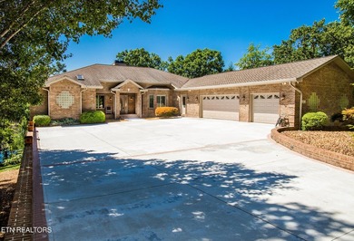 UNIQUE LAKEFRONT & GOLF FRONT PROPERTY!!! SPACIOUS 6,000 SqFt - photo 1