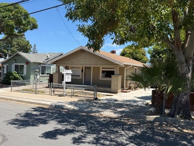 Charming 1920's Craftsman in the Burbank neighborhood looking - photo 2