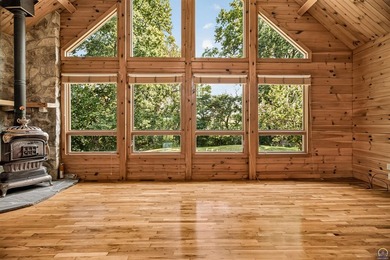Fantastic and very well-built custom log home on almost 10 - photo 8