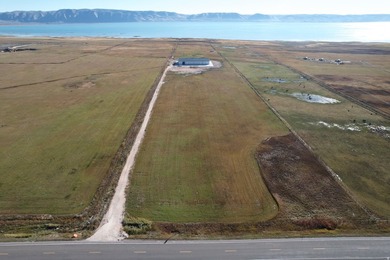 This is a one of a kind property! Lake access, and an 18,000 - photo 2