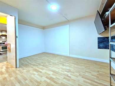 Cash preferred. Priced to Sell. This one-bedroom Co-op unit is - photo 6