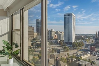 High-rise living ! 19th Floor Condo in the heart of Downtown