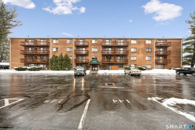 This charming 2 bedroom, 1 bath condo located in Ferry Landing