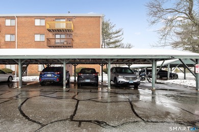 This charming 2 bedroom, 1 bath condo located in Ferry Landing