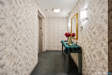 This charming 2 bedroom, 1 bath condo located in Ferry Landing