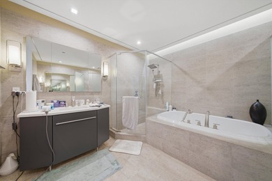 Stunning Renovation at Chicago's Preeminent Address: Trump Tower - photo 23