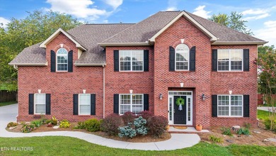 Discover the best of both worlds! This beautiful 3-bedroom, 2 - photo 1