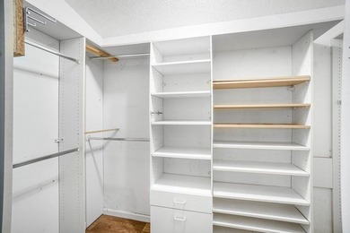 Welcome to this charming 3-bedroom, 2-bathroom single-family - photo 37