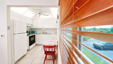 Welcome to this charming, BRIGHT CORNER, neat, two-bedroom - photo 9