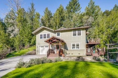 A true hidden gem built in 2005, this turnkey home combines - photo 2