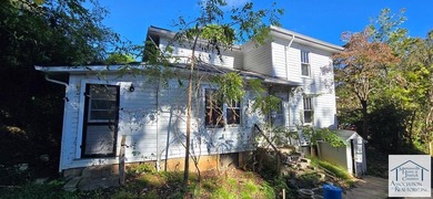 What a SUPER NEATO HOUSE!  Secluded but convenient - right on S