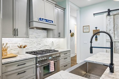Welcome to this exceptional custom-built home, thoughtfully - photo 18