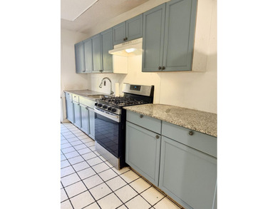 ComWelcome home to this beautifully maintained first-floor - photo 3