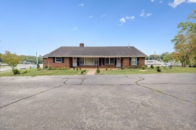 MOTIVATED SELLER, MAKE US AN OFFER! 3 BR/1.5 Bath Home on a - photo 9