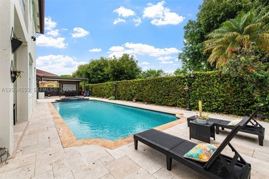 Stunning lakefront corner-lot 4-bedroom, 3-bathroom residence - photo 33