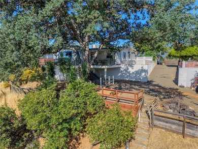 Lake Views, Updated Interiors & Minutes to the Water! Enjoy - photo 3