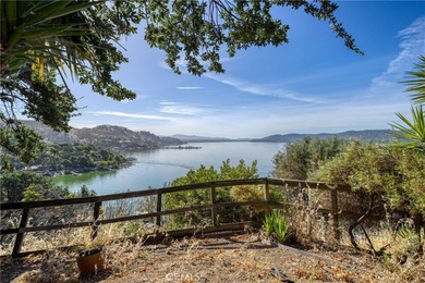 Lake Views, Updated Interiors & Minutes to the Water! Enjoy - photo 5