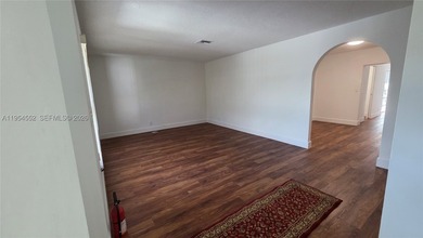 Lovely 4bed 3bth 2car garage home with screened-in pool on quiet - photo 12