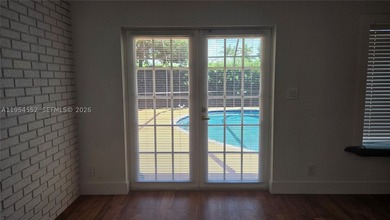 Lovely 4bed 3bth 2car garage home with screened-in pool on quiet - photo 17