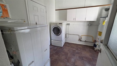 Lovely 4bed 3bth 2car garage home with screened-in pool on quiet - photo 23
